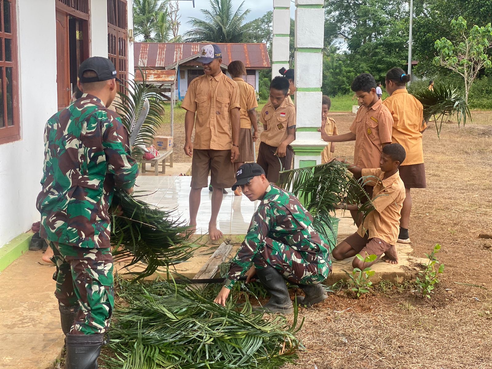 Jaga Kebersihan Merupakan Sebagian dari Iman, Prajurit Lipan Bersama Warga Bupul Lakukan Kerja Bakti di Gereja Jelang Paskah