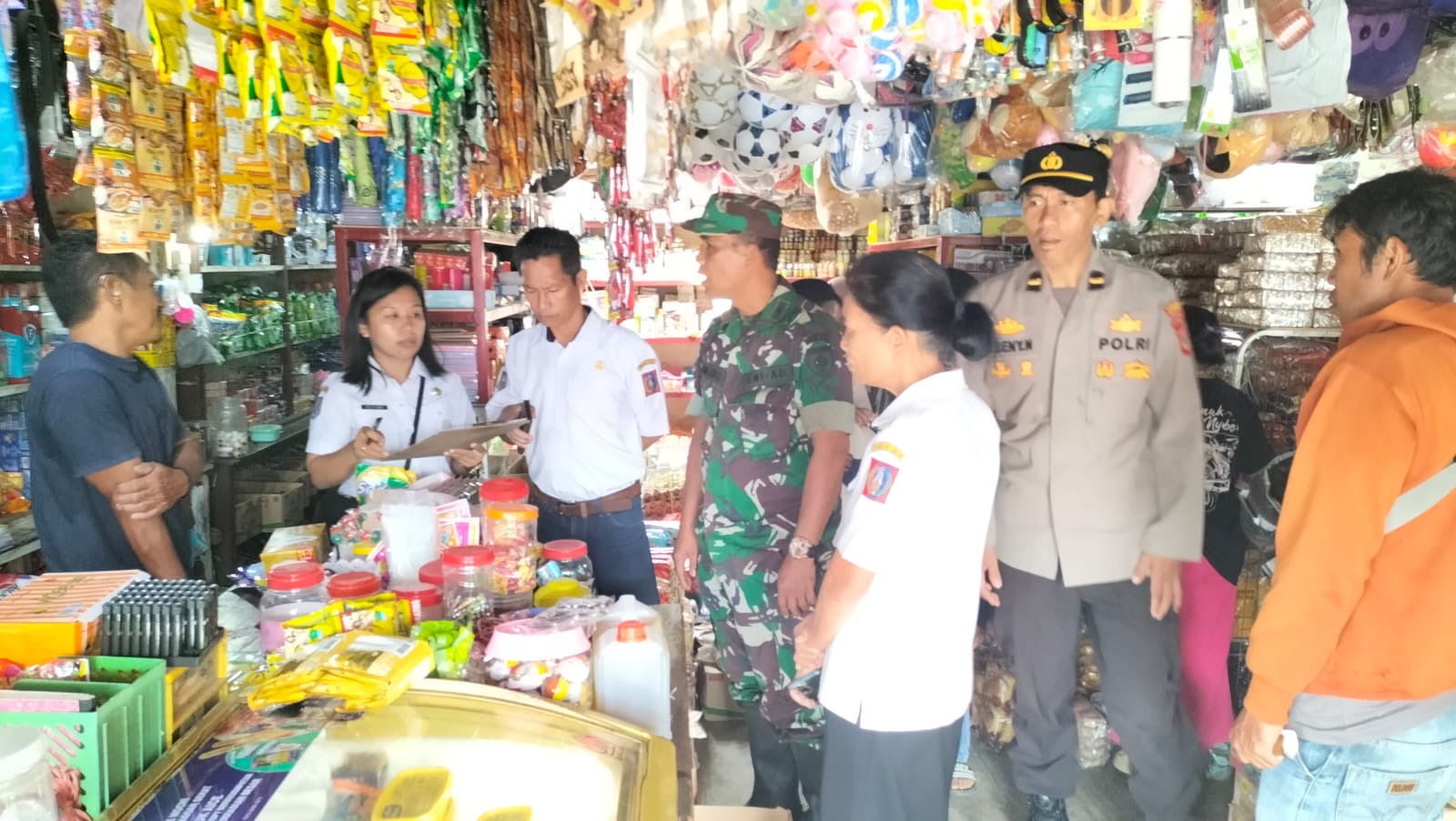 Jaga Stabilitas Harga Pangan, Danramil 09/Saluputti Bersama Pemda Tator Laksanakan Operasi Pasar