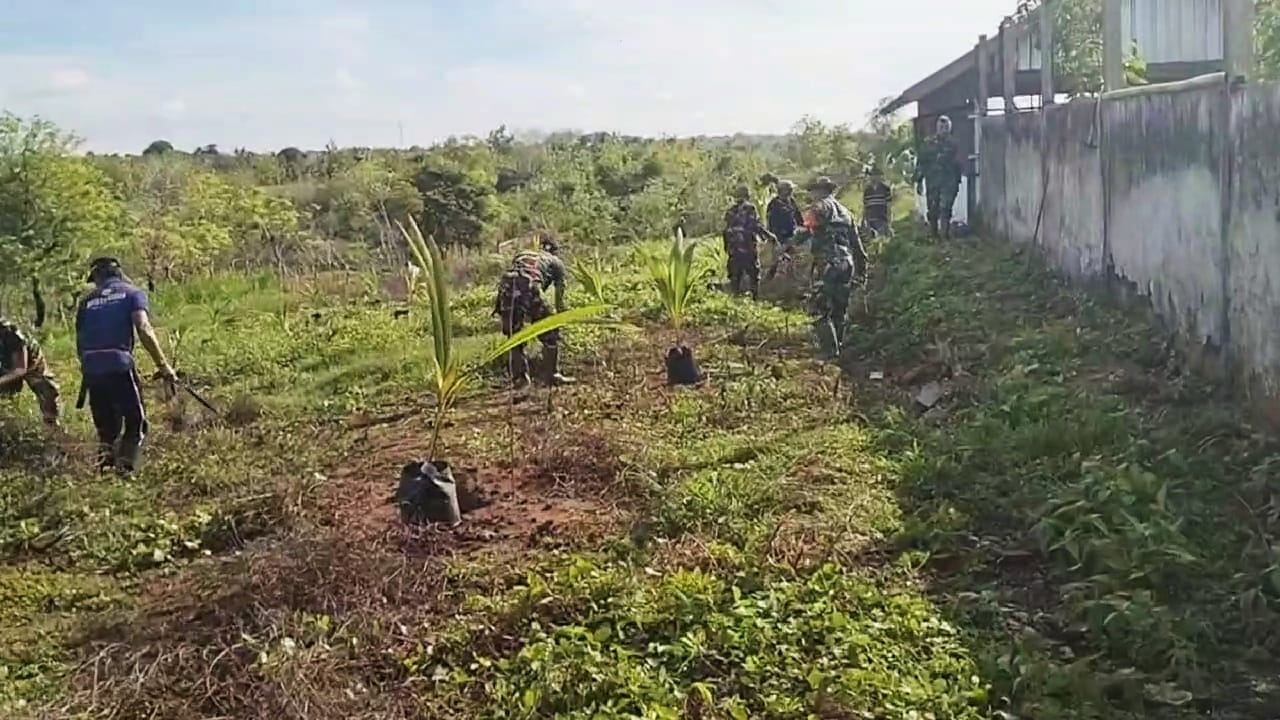 Koramil &amp; Masyarakat Berkolaborasi Dalam Karya Bakti Penanaman Pohon