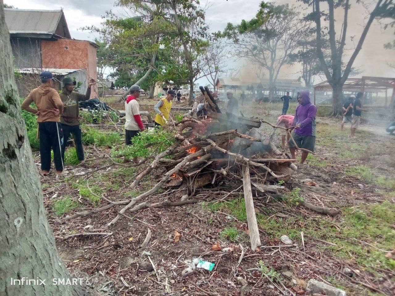 Kerja Bakti Kodim 1404/Pinrang Bersama Mahasiswa Dan Warga Membersihkan Pantai Wakka