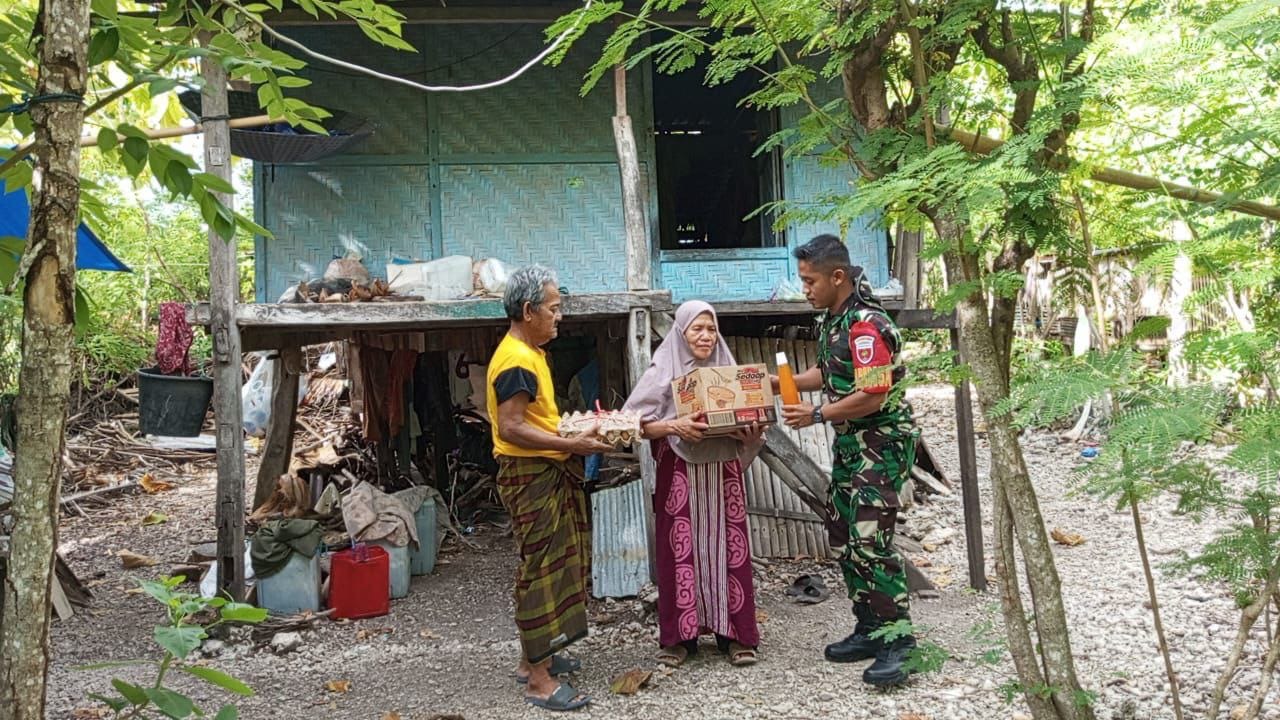 Mempererat Hubungan Dengan Masyarakat, Babinsa Tammeroddo Berbagi Sembako Di Jumat Berkah