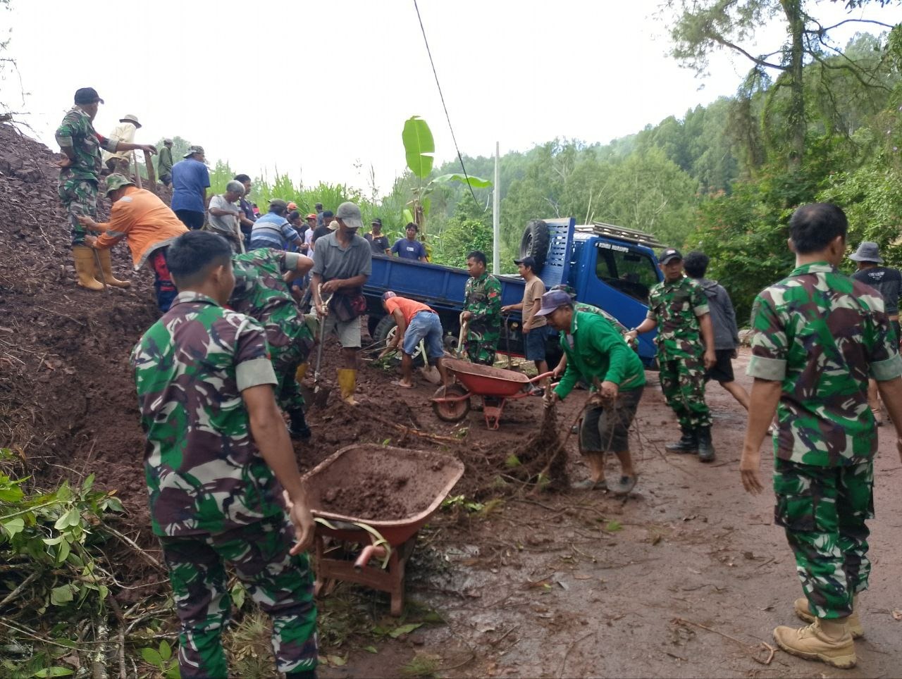 Personil Koramil 1414-05/Sanggalangi Bantu Masyarakat Membersihkan Tanah Longsor Yang Menutup Badan Jalan