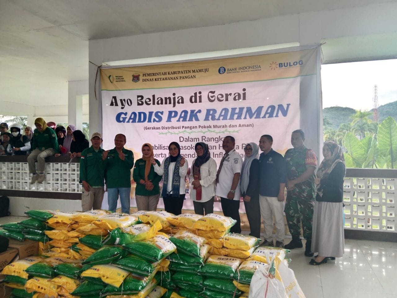 Babinsa Koramil 1418-01/Mamuju Turut Berperan Aktif dalam Suksesnya Pasar Murah Kabupaten Mamuju