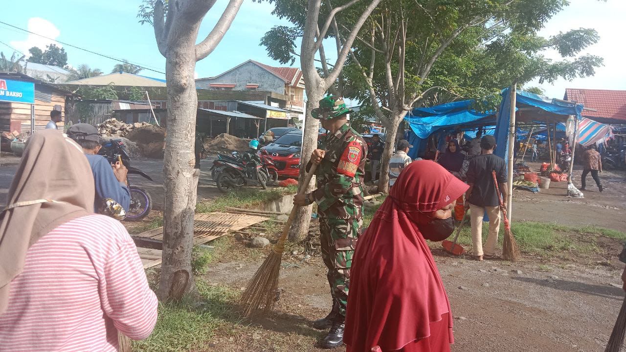 Personel Kodim 1426/Takalar Diterjunkan Untuk Menyisir Sampah Di Kawasan Pasar Sentral Takalar