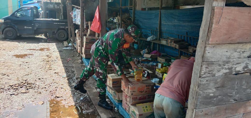 Ciptakan Keamanan Dan Pantau Harga Sembako, Babinsa Koramil 02/Asera Sambangi Pasar Tradisional