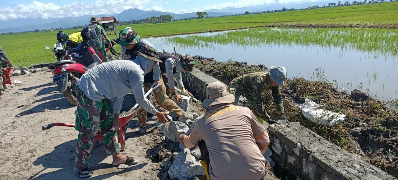 Dibawah Terik Matahari, Satgas TMMD Ke-119 Kodim 1404/Pinrang Bersama Warga Tetap Semangat Selesaikan Sasaran Fisik
