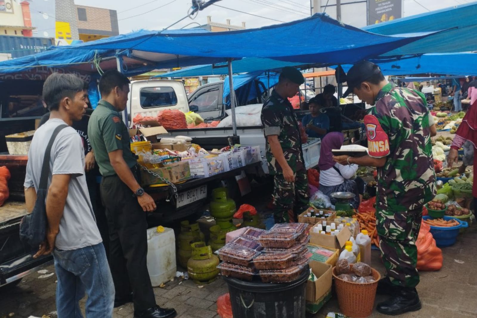 Pantau Harga dan Kamtibmas, Babinsa Koramil 1425-05 Batang Sambangi Pasar