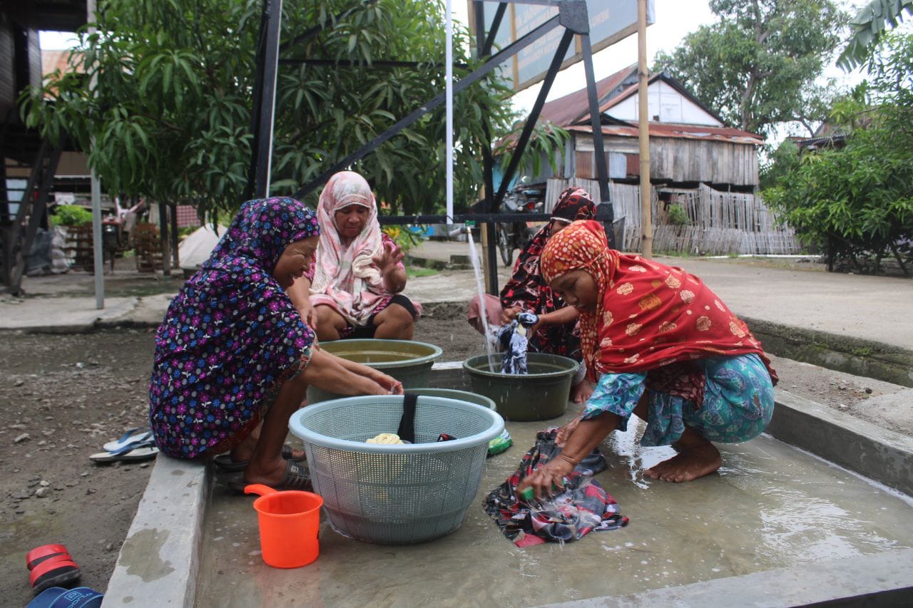 Keceriaan Warga Mandi Dan Mencuci Ramai-ramai Di Sumur Bor Yang telah Selesai Dibangun Satgas TMMD Ke-119 Kodim 1404/Pinrang