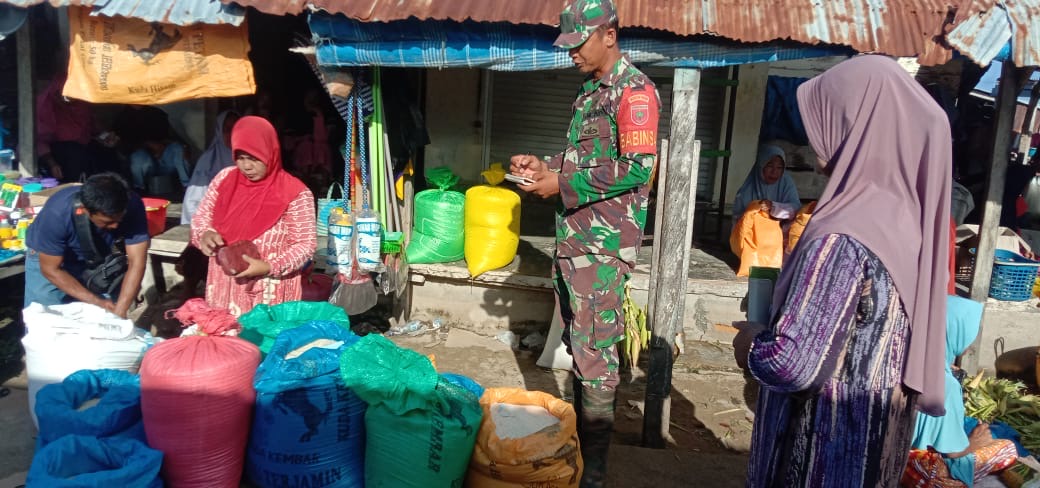 Pastikan Ketersediaan Kebutuhan Pokok, Babinsa Koramil 1415-02/Pasimasunggu Laksanakan Pengecekan Di Pasar Dan Beberapa Kios