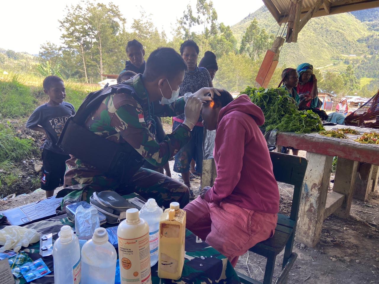 Kunjungi Pasar Pirime, Satgas Yonif 721/Mks Laksanakan Pelayanan Kesehatan Gratis