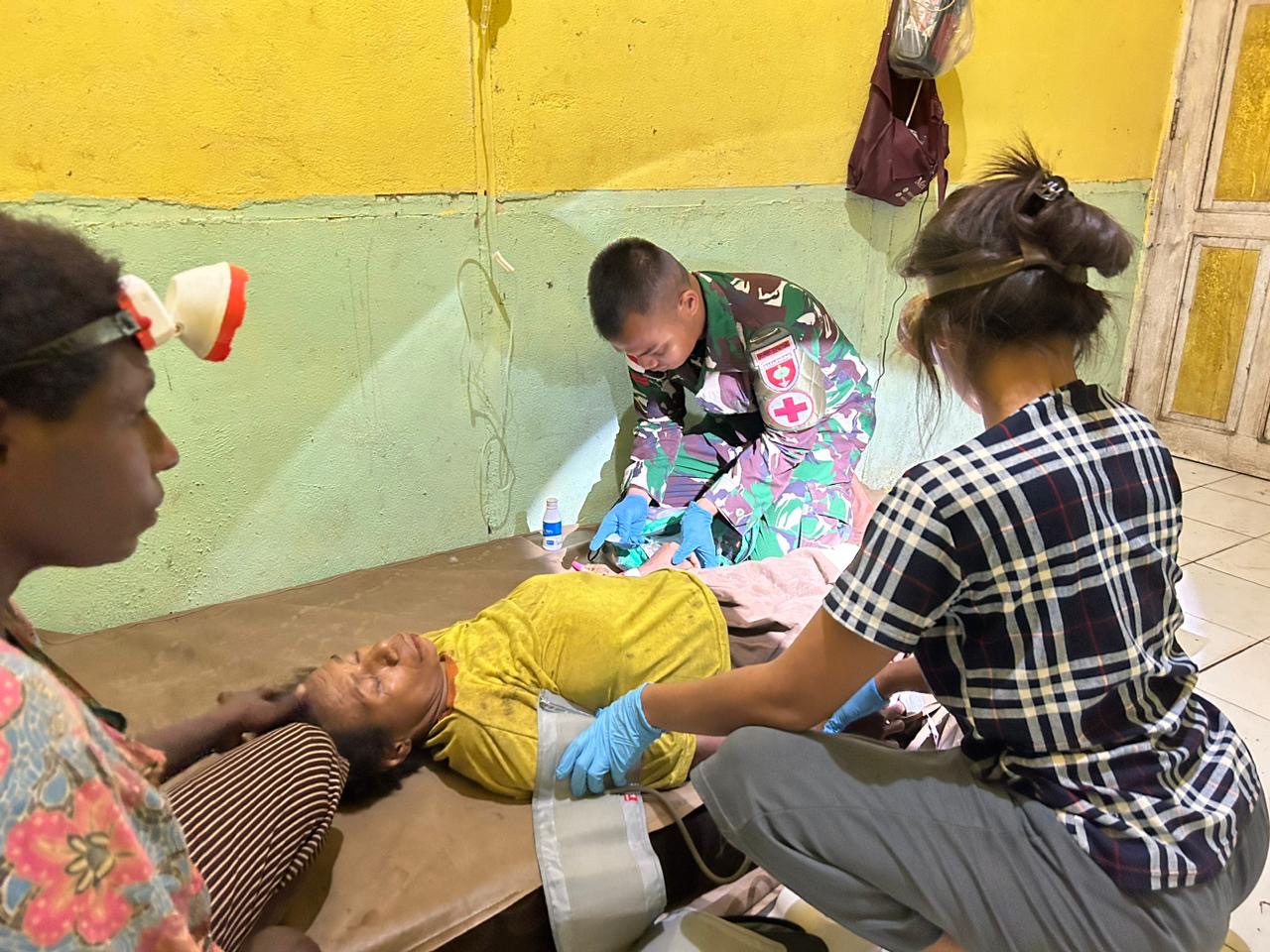 Pertolongan Cepat Personel Satgas Yonif 726/Tml Bantu Evakuasi Ibu Hamil Yang Mengalami Pendarahan