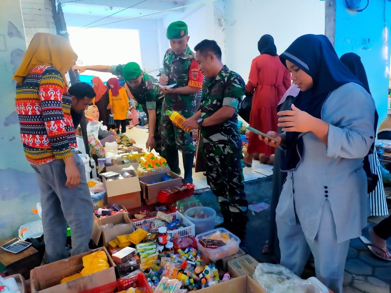 Personel Koramil 1424-02/Sinjai Barat Laksanakan Kegiatan Operasi Pasar di Pasar Arango