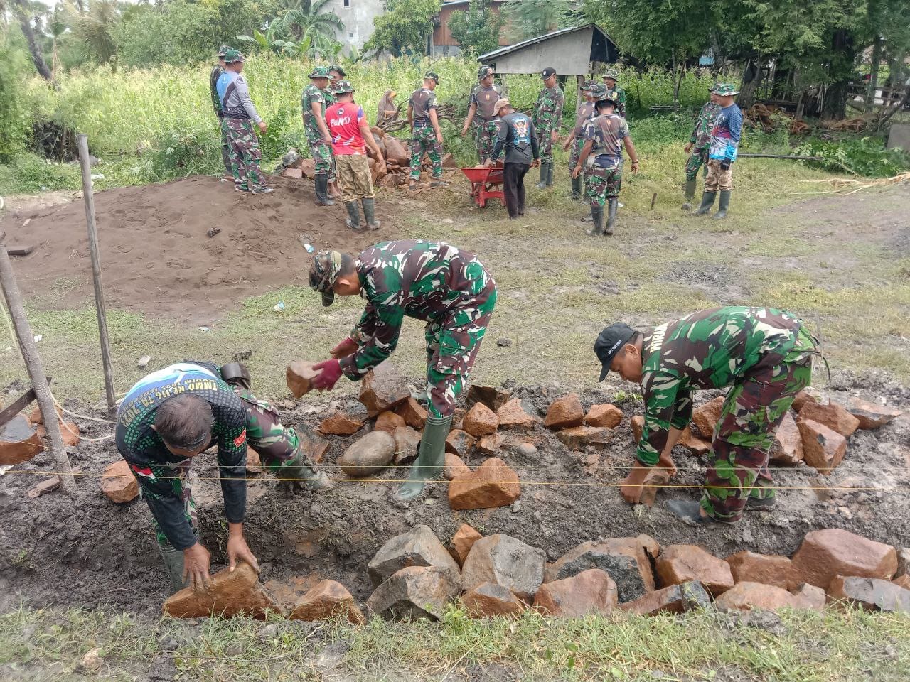 Di Pimpin Dandim, Personel Kodim 1425 Jeneponto Kerja Bakti Pembangunan Pagar Yayasan Ponpes Amir Al-Jufri