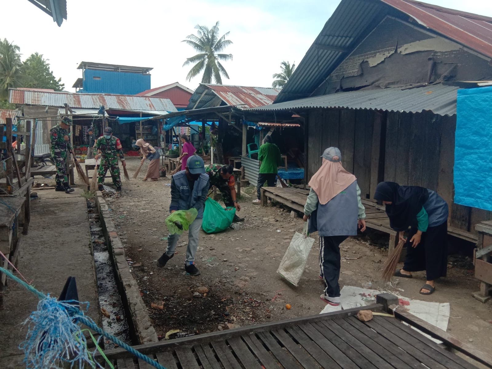 Edukasi Masyarakat Agar Peduli Kebersihan Lingkungan Melalui Kerja Bakti Pembersihan Pasar