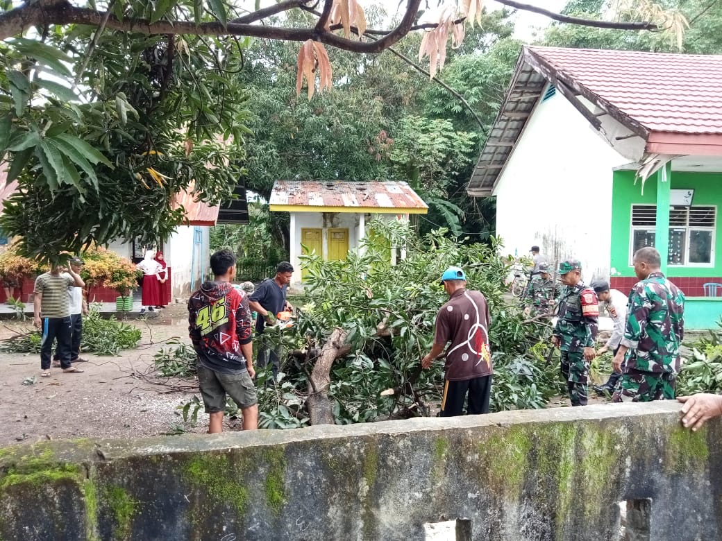 Ciptakan Kebersihan Lingkungan, Koramil 1426-06/Mapsu Kerja Bakti Bersihkan Ranting Pohon Dan Selokan