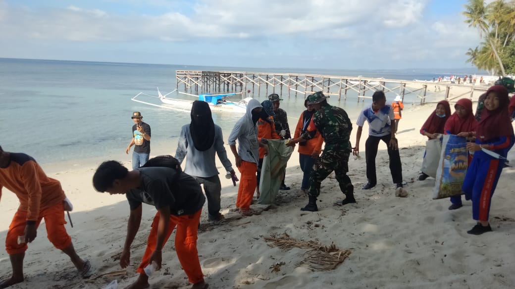 Jum'at bersih Jelang Ramadan, Anggota Kodim Polman Sasar Pantai Palippis
