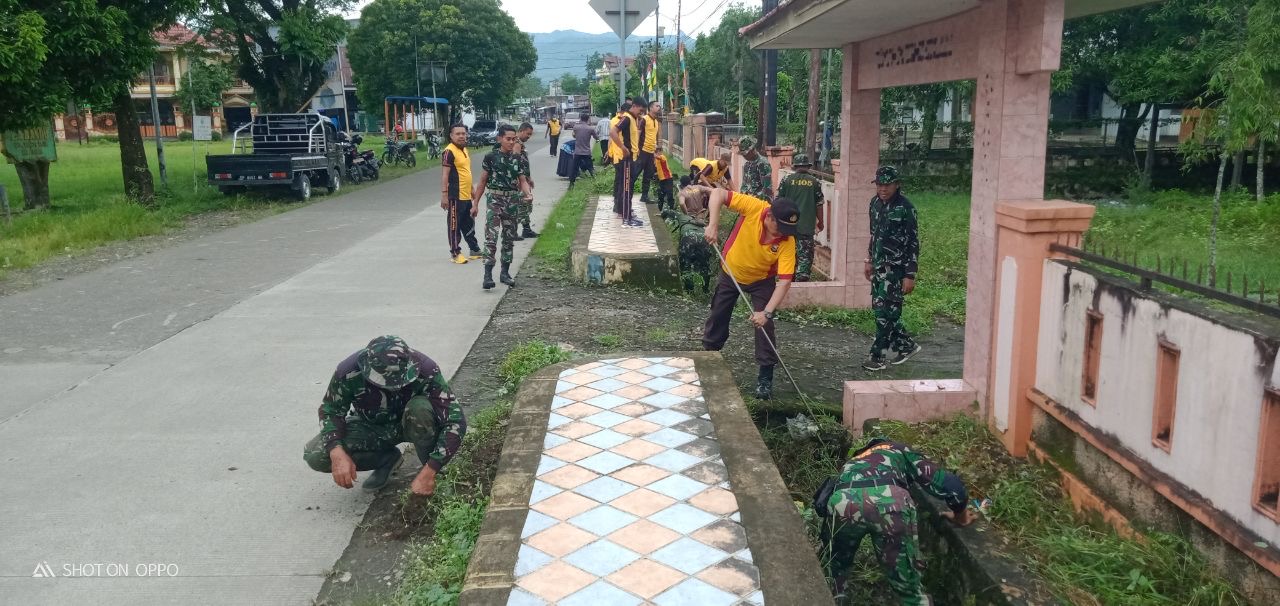Personil Koramil Babinsa 1405-08/Tanete Riaja melaksanakan Karya Bakti pembersihan Selokan