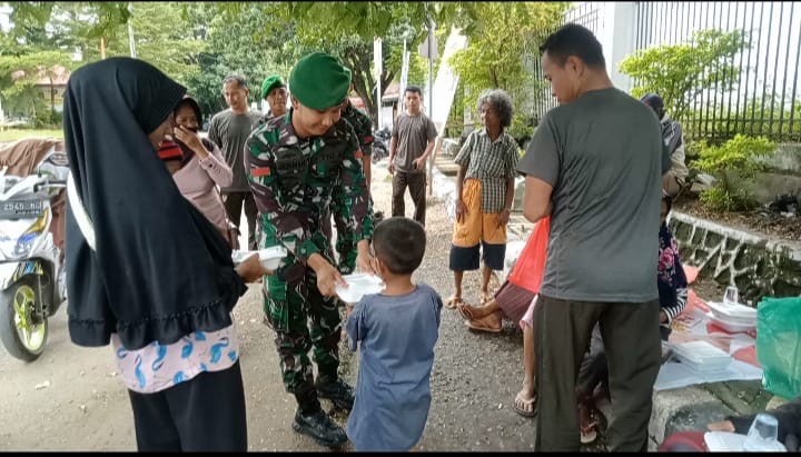 Berkah Ramadhan, Anggota Kodim 1413/Buton Bagikan Nasi Kotak Ke Pengguna Jalan
