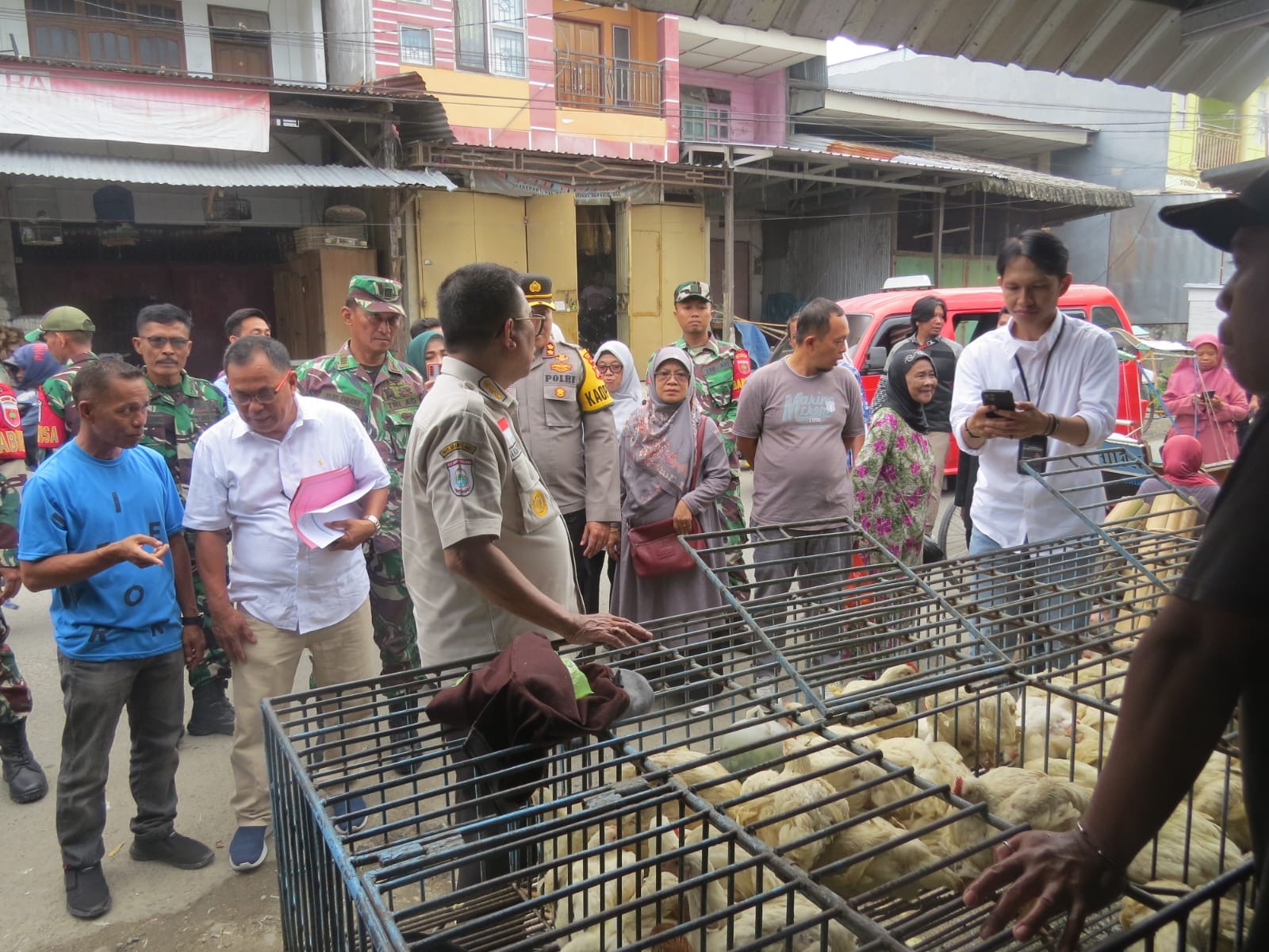Mewakili Dandim 1401/Majene, Danramil Banggae Mengikuti Sidak Pasar Sentral Majene Bersama Forkopimda