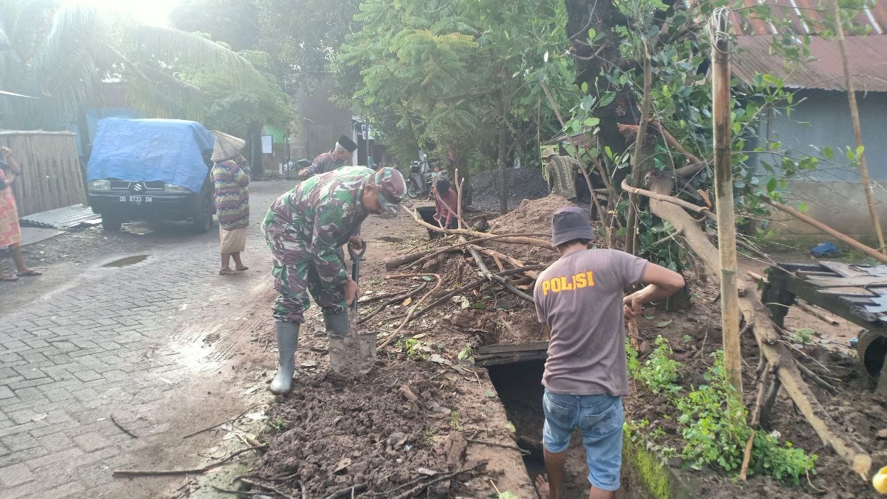 Bersama Warga Babinsa Koramil 08 Bontonompo Gotong Royong Bersihkan Saluran Air