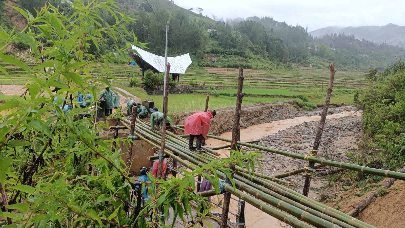 Sinergitas TNI Polri dan masyarakat membuat jembatan darurat akibat ambruk nya jembatan di terjang banjir bandang