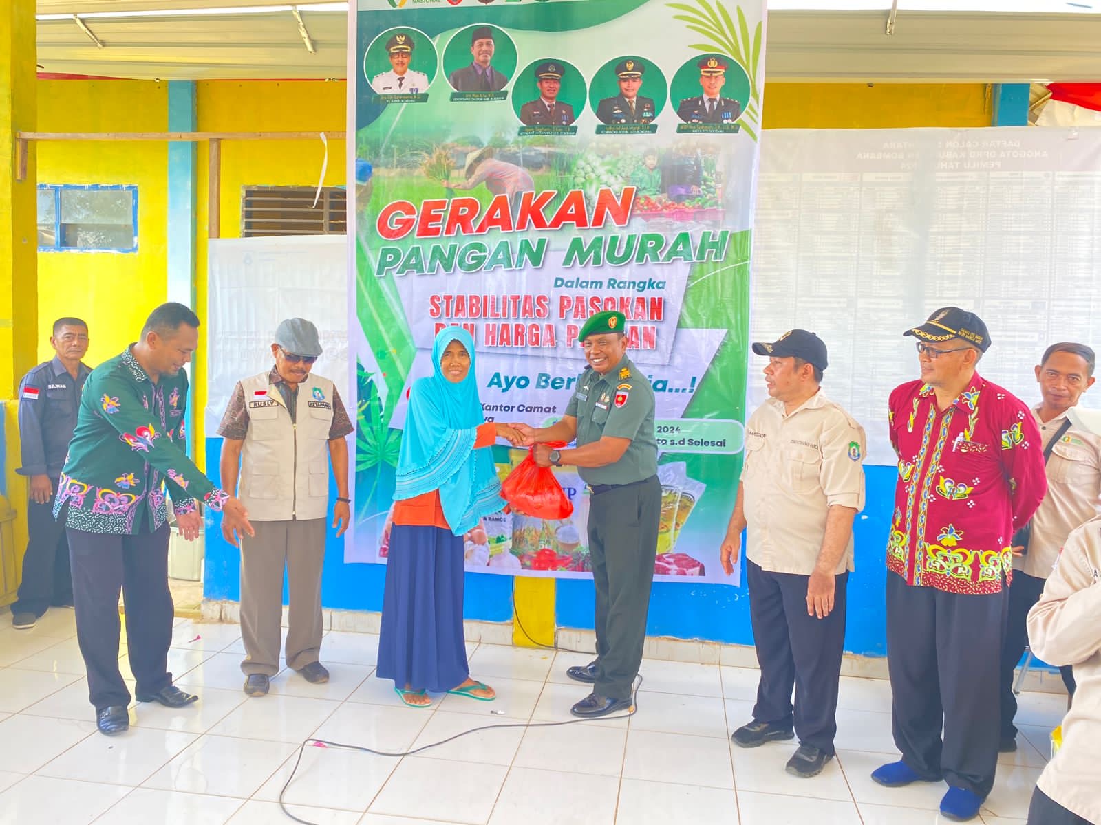 Kolaborasi Pemda Kab. Bombana, Kodim 1431/BMB, Polres Bombana dan Bulog Bomba dalam Kegiatan Gerakan Pangan Murah (GPM) di Lantari Jaya