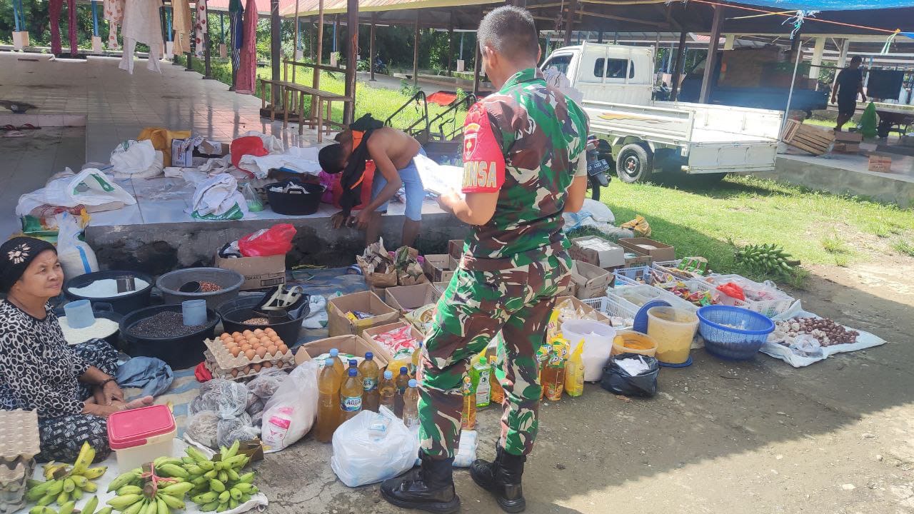 Untuk Menjaga Stabilitas Harga Sembako, Babinsa Kodim 1404/Pinrang Pantau Harga di Pasar Tradisional