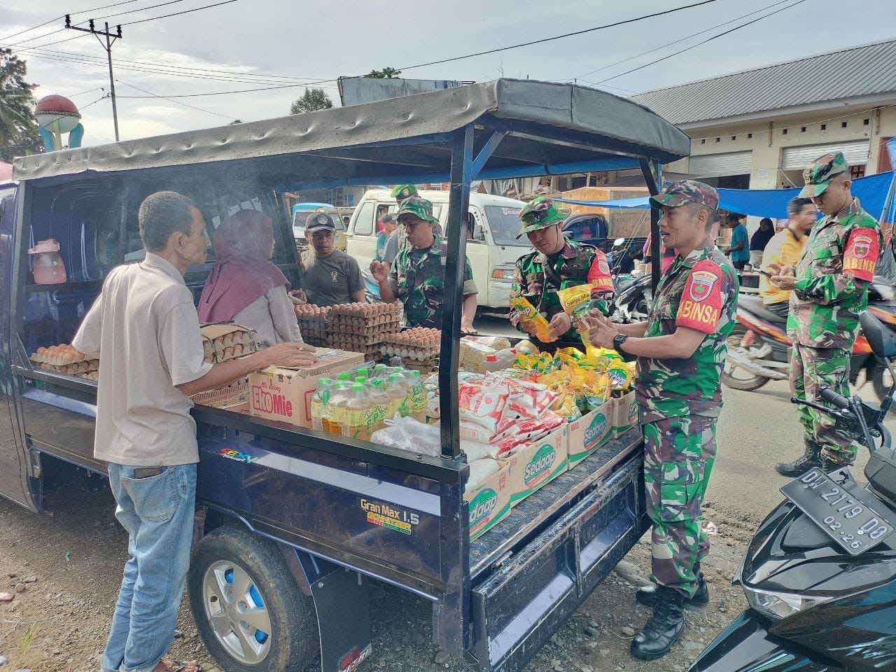 Pantau Stabilitas Harga Sembako, Personel Pos Ramil 1424-05/Tellulimpoe Gelar Kegiatan Operasi Pasar