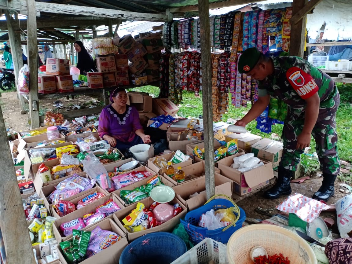 Pantau Situasi Pasar, Babinsa Koramil 1411-03/Kahang Cek Harga Sembako