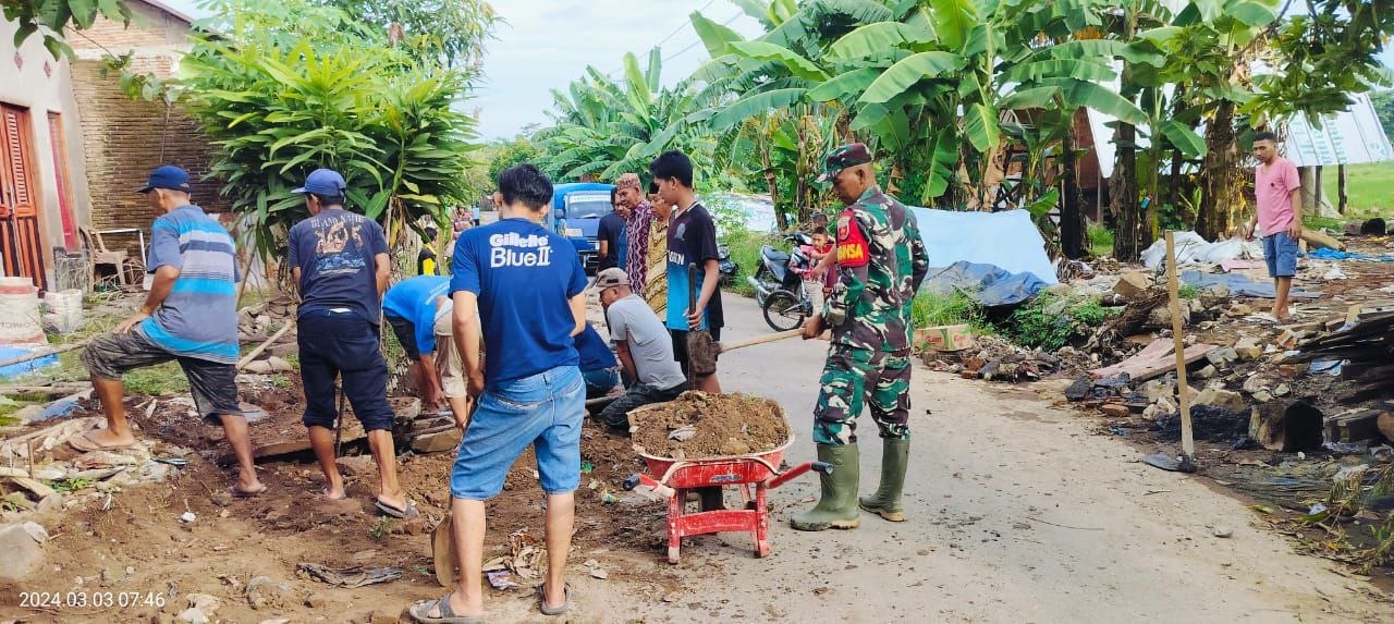 Kompak Bersama Warga Babinsa Bajeng Gotong Royong Bersihkan Saluran Air