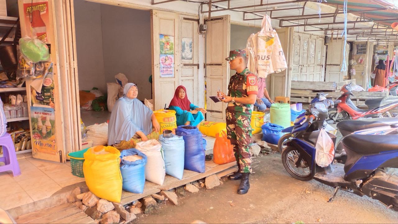 Antisipasi lonjakan harga jelang bulan Ramadhan, Babinsa pantau harga sembako di Pasar Sentral Rappang