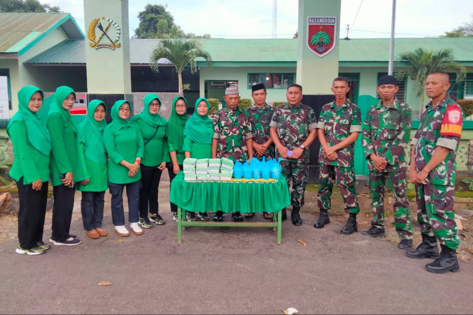 Berbagi Berkah Di bulan Suci Ramadhan, Prajurit dan Persit Koramil Kelara Bagikan Takjil Gratis