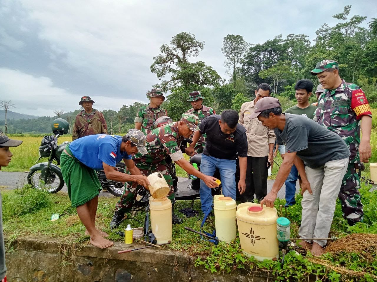 Tingkatkan Produksi Padi, Personel Koramil 1424-05/Sinjai Selatan Bantu Petani Menyemprot Hama Wereng