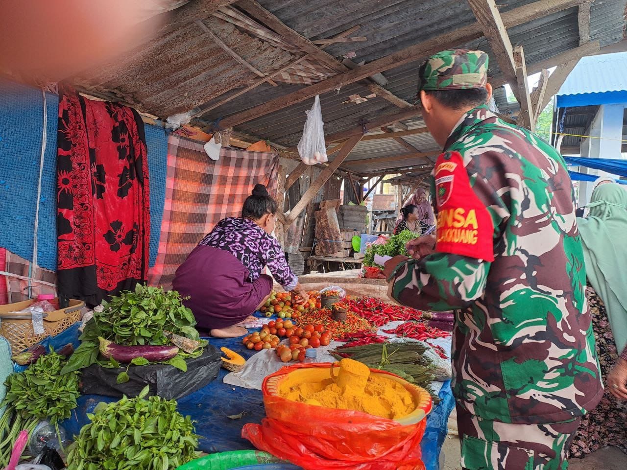 Babinsa Koramil 1420-03/Marittengae Melaksanakan Pemantauan Harga Sembako di Pasar Tradisional Allakuang