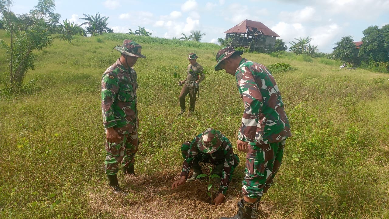 Koramil 1406-03/Maniangpajo Menanam Pohon untuk Ciptakan Lingkungan Lebih Baik