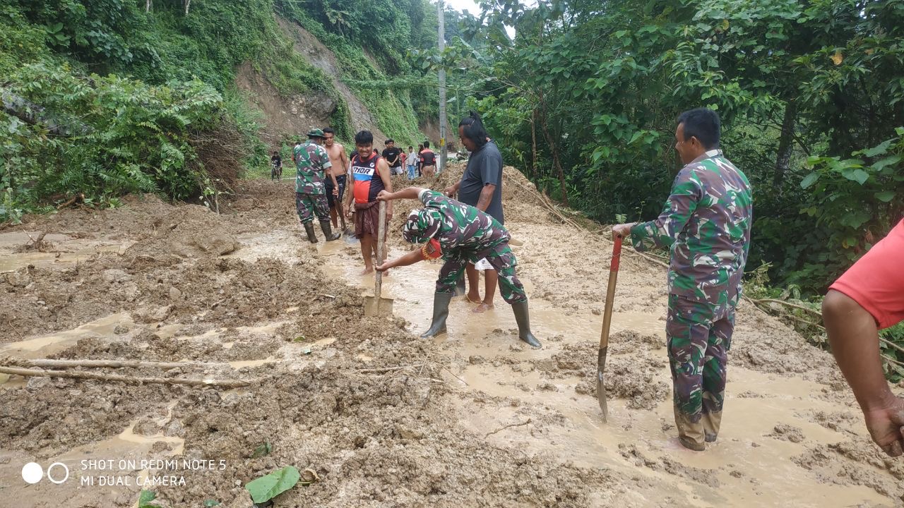 Gunakan Alat Seadanya, Personel Koramil 07 Walenrang Bantu Warga Bersihkan Material Longsor