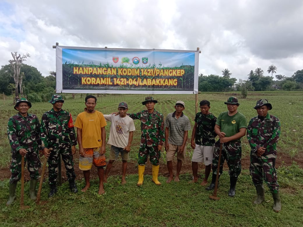Lanjutkan Program Ketahanan Pangan, Personil Koramil 1421-04/Labakkang Laksanakan Pengolahan Lahan.