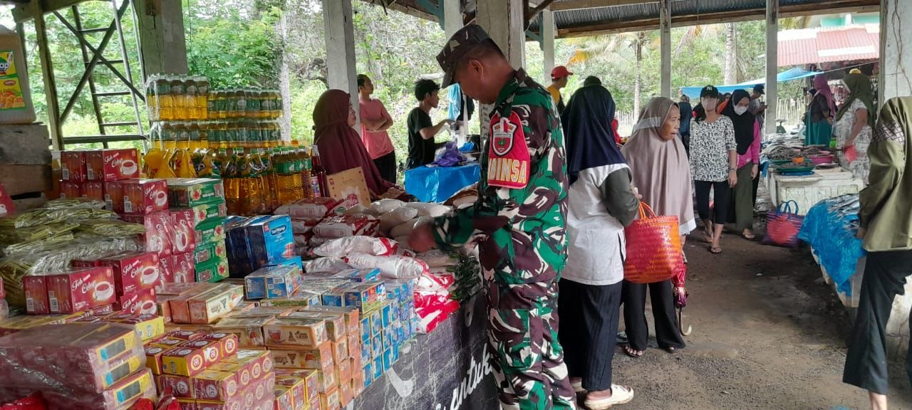 Babinsa Koramil 1430-01/Lasolo Pantau Harga Sembako Di Pasar