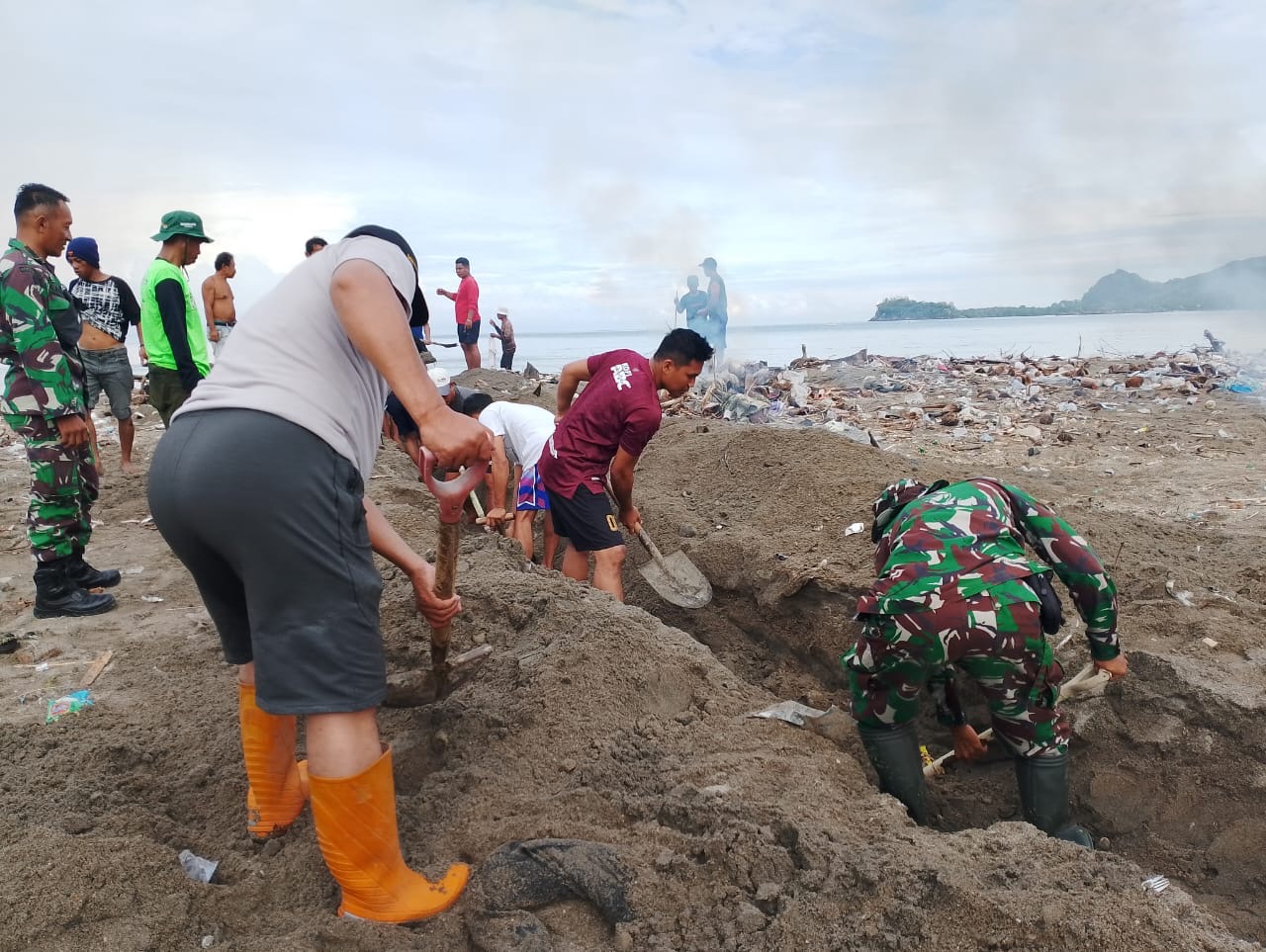 Wujud Kepedulian TNI, Koramil Pamboang Kerja Bakti Bersama Masyarakat Bersihkan Aliran Sungai Yang Tersumbat