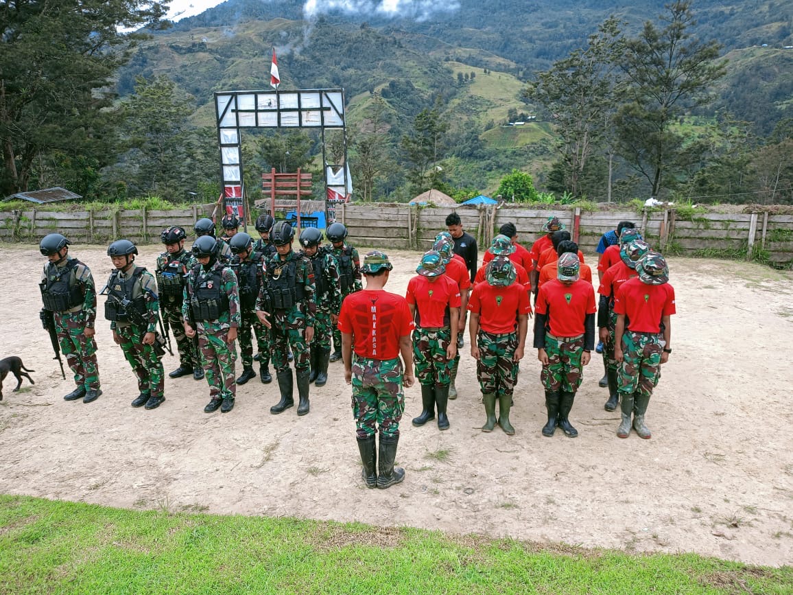 Satgas Yonif 721/Mks Atasi Perbaikan Jalan Longsor Desa Balime Papua Pegunungan