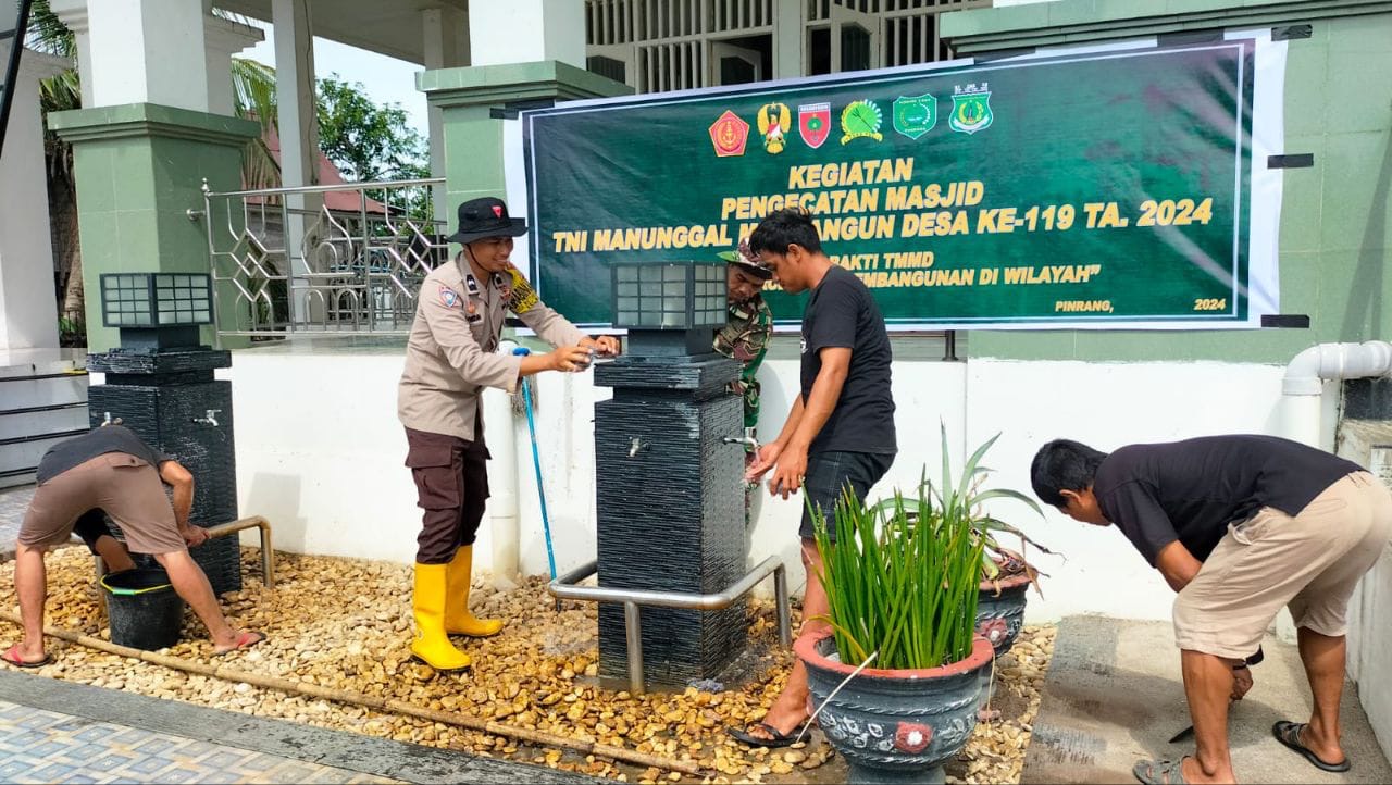 Satgas TMMD Ke-119 Kodim 1404/Pinrang Kerja Bakti Bersama Warga Rehab Masjid Nurul Wathan Kapa