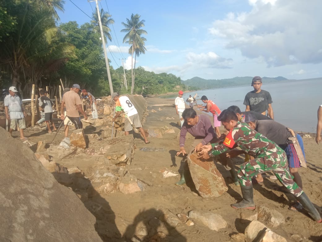 Karya Bakti Pembersihan Pantai Dan Pembuatan Tanggul Babinsa Bersama Warga Desa Ma'minasa