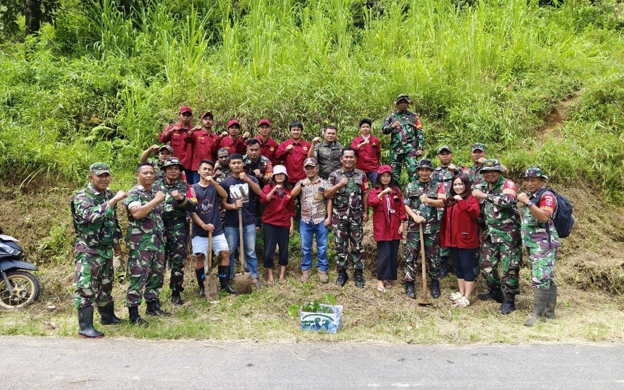 Personil Koramil 1414-03/Rindingallo Bersama Mahasiswa KKN Tanam Pohon Cegah Bencana Alam
