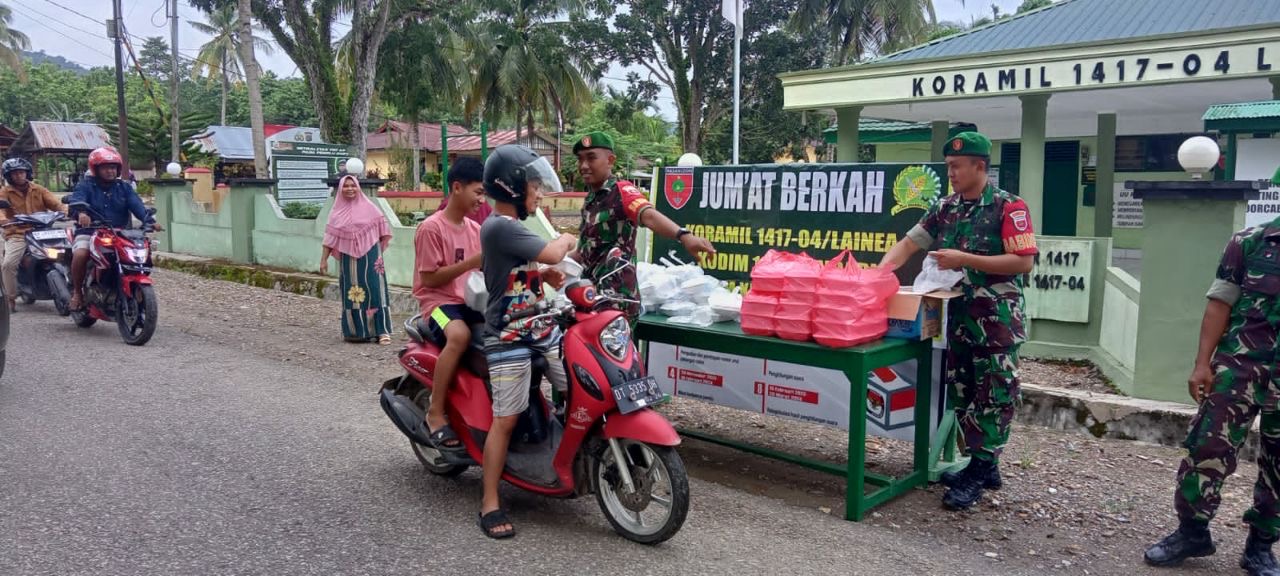 Berbagai Di Tengah Ramadhan, Anggota Koramil Lainea Berikan 100 Snack Kepada Warganya