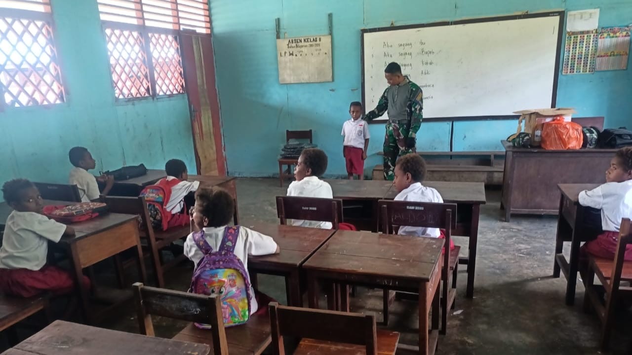 Dengan Penuh Kesabaran Personel Satgas Pamtas Yonif 726/Tml Ajarkan Calistung Murid-Murid SD di Perbatasan RI-PNG