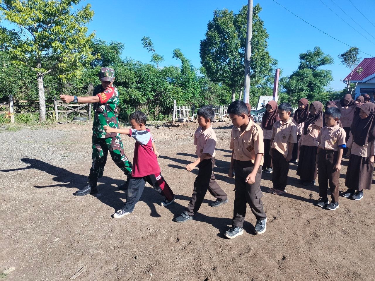 Tanamkan Jiwa Disiplin Sejak Dini, Babinsa Kodim 1407/Bone Latih Siswa Sekolah Dasar Keterampilan Baris- Berbaris
