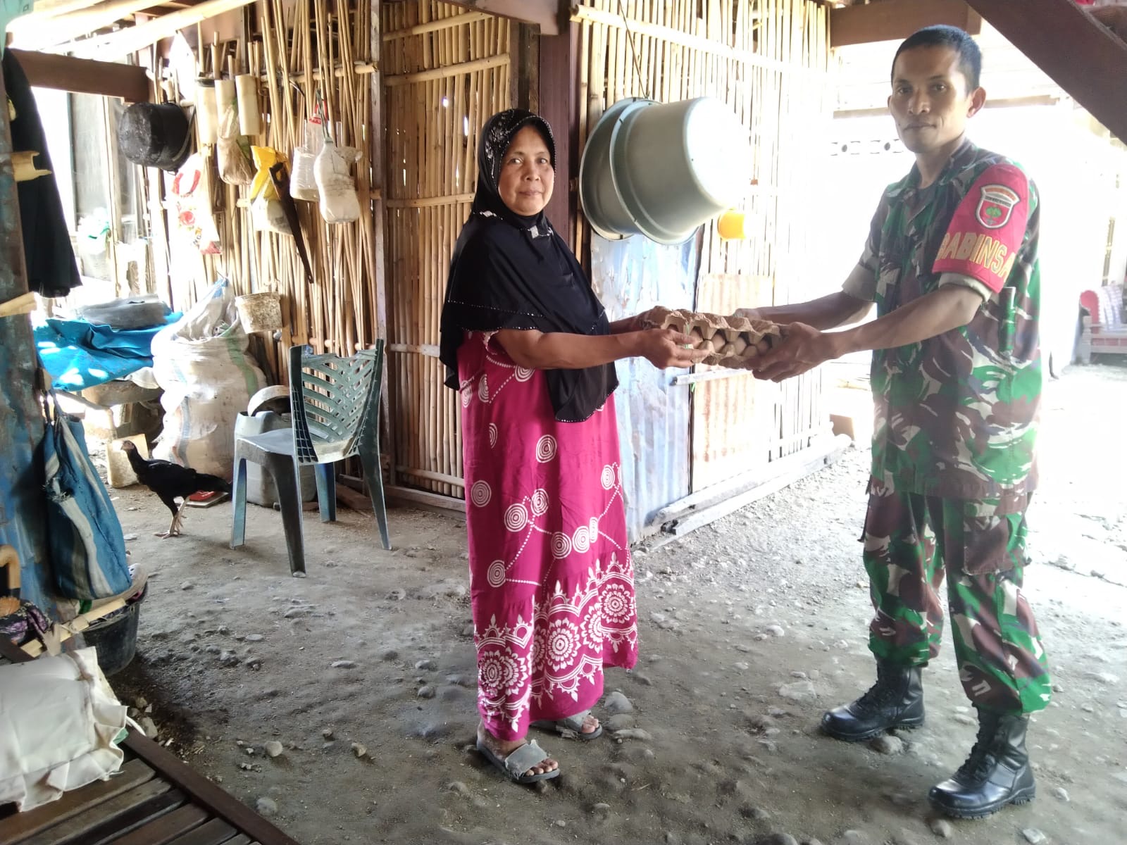 Indahnya Berbagi Di Bulan Ramadhan, Babinsa Kodim 1404/Pinrang Bagikan Sembako Kepada Warga Kurang Mampu