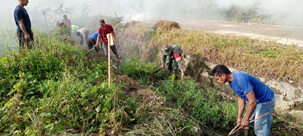 Babinsa Koramil Baras Bersama Warga Kompak Bersihkan Parit