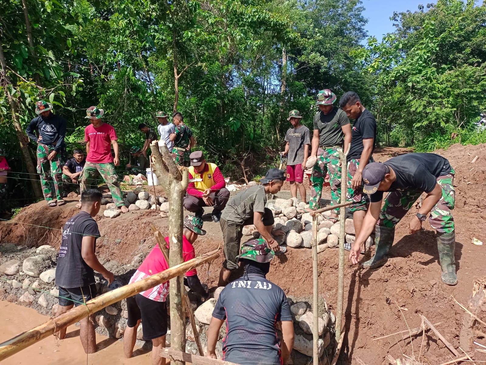Dansatgas TMMD 119 Kodim Gowa Pimpin Pengerasan Jalan Desa Panaikang