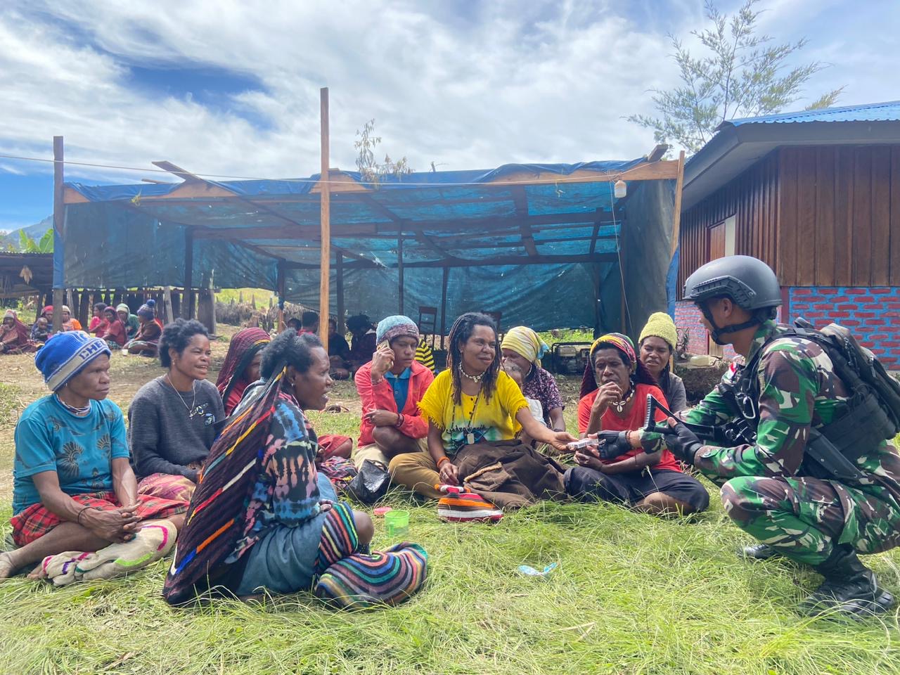 Hadiri Dan Berikan Bantuan Duka Cita Kepada Warga Kampung Wenam Sebagai Wujud Kepedulian Satgas Yonif 721/Mks